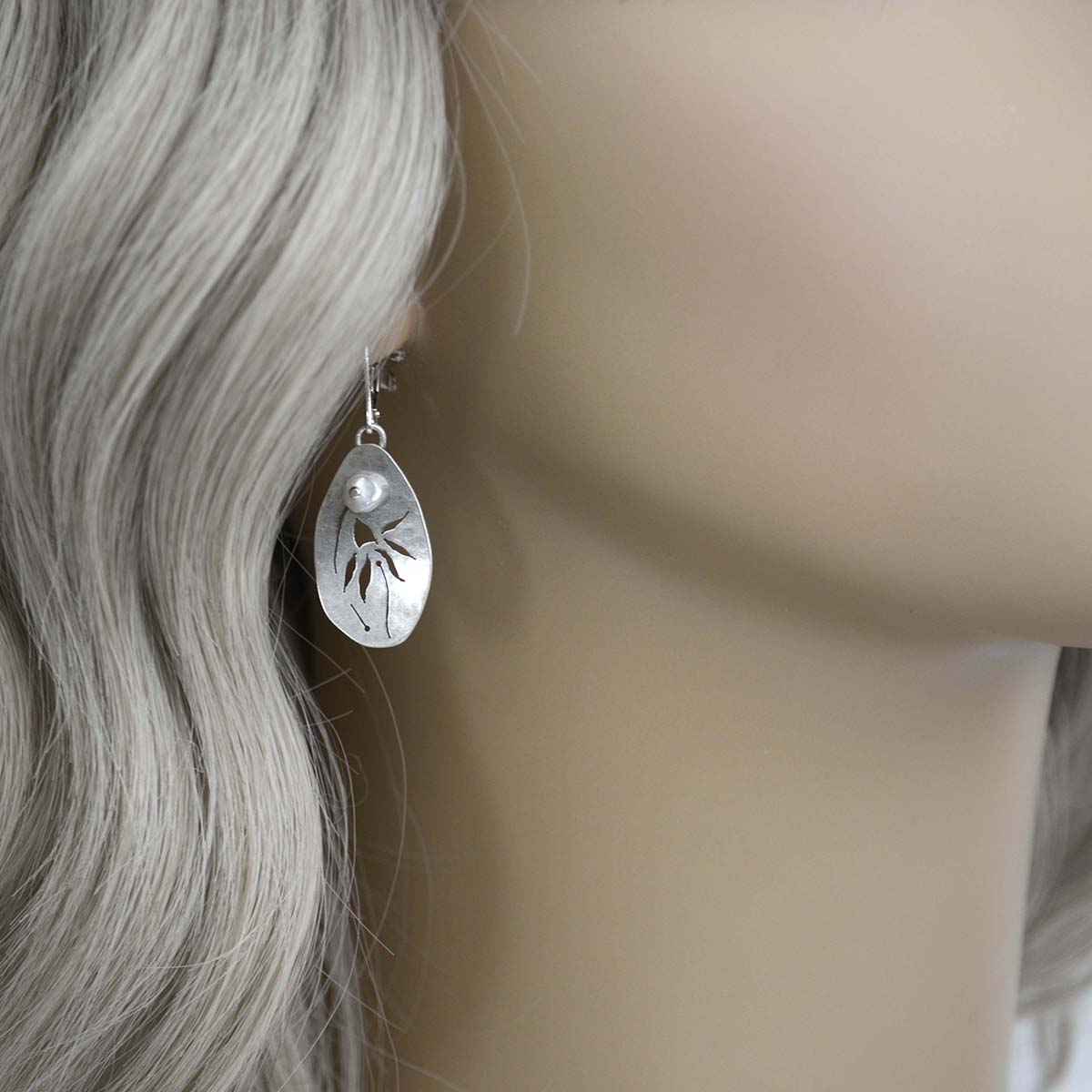 Pearl Garden - Coneflower Earrings